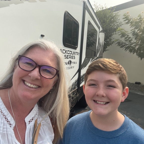 Meet your Poshers, Kelly and Jesse. - Picture 1 of 5